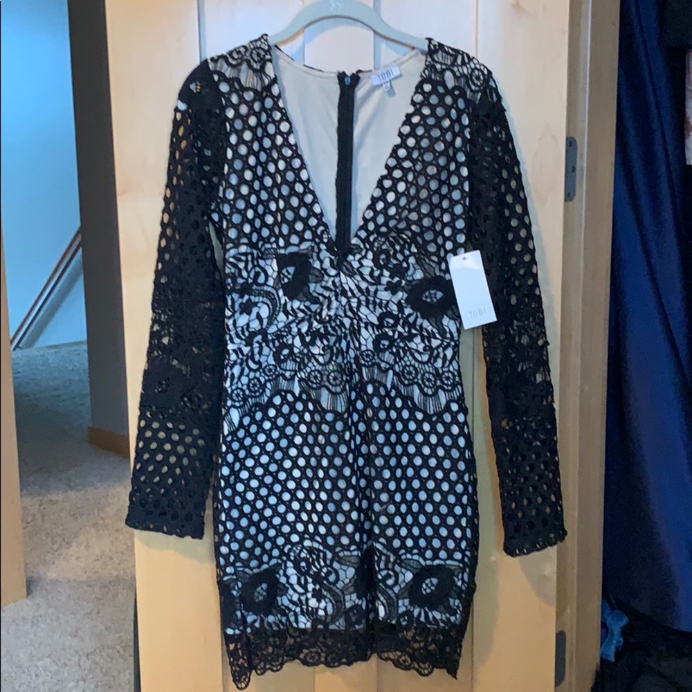 Tobi size Medium(runs big) NEVER BEEN WORN dress.